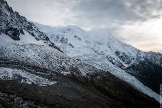 На переднем плане — зубец Мон Моди, на з