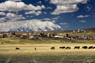 Ильимани горы и деревни на Альтиплано во