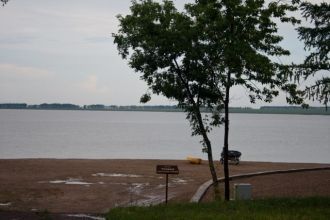 Водоем с чашеобразной котловиной вытянут