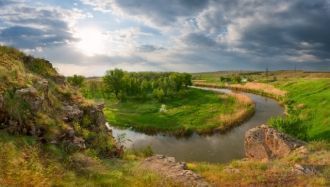 В летнее время не пересыхает, так как в 