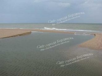 Река Берда впадает в Азовское море.