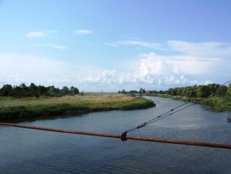 Далее протекает через Тельмановский и Но