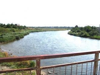 Глубина водоема достигает 1,5 метров.