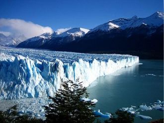 Длина ледника 63 км, площадь 100 кв. км.