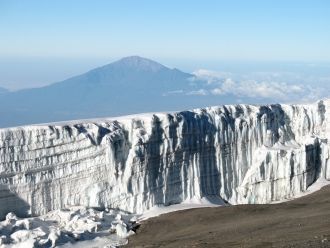 Фуртвенглер находится с северной стороны