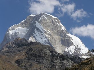 Гора Хуаскаран величественная и массивна