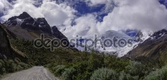 Горный перевал в Уаскаран национального 