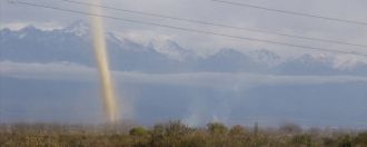 Вдалеке в тумане виднеется вулкан Тупунг