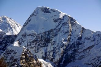 Недалеко от вершины расположены 2 высоко