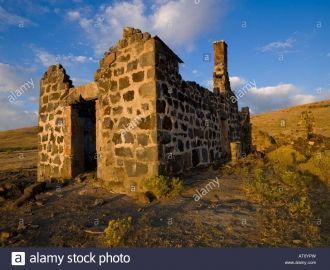 Разрушенное здание в пустыне Ойвахи.