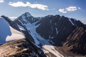 По самой середине пещеры убегает из-подо