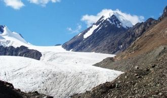 Рельеф района Актру, характерный для все