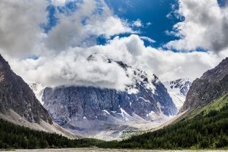 Ледник Малый Актру занимает долину между