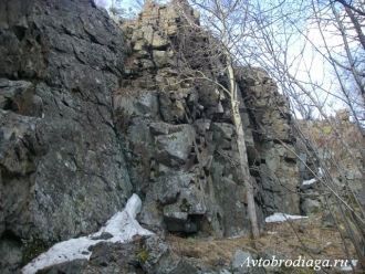 Кое-где скалы имеют форму зубчатого греб