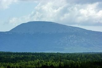 Вид на Большой Шелом с расстояния в 20км