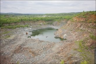 Вершину горы венчает обнаженная диоритов