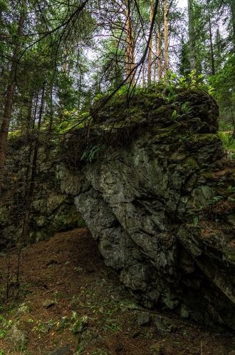 Гора расположена на западной границе Ниж