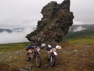Так жил он совершенно одиноко пока након