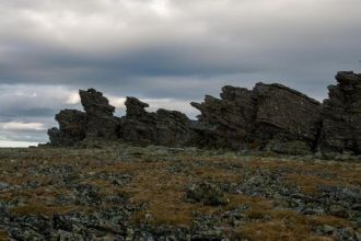 Отортен посуровел и сбросил камни, заков