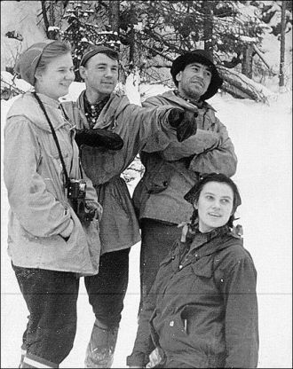 Разбили лагерь и провели на этом месте д