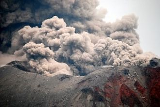 Клубы дыма из жерла вулкана.