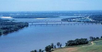 В нижнем течении в реку впадают Арканзас