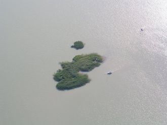 На озере есть большие острова, множество