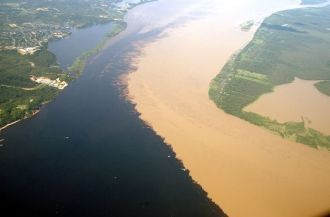 Амазонка глубоководная река. В месте впа
