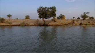 Ни одна другая река, кроме Нила, не пере