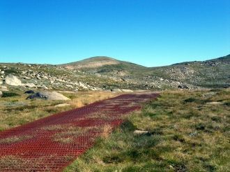 Ежегодно гору посещает несколько сот тыс