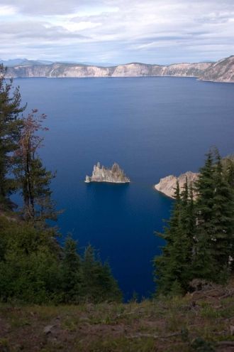 Края этой кальдеры находятся на довольно