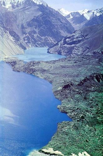 Берега озера окружены высокими горами с 