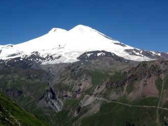 Эльбрус — высочайшая гора России, распол