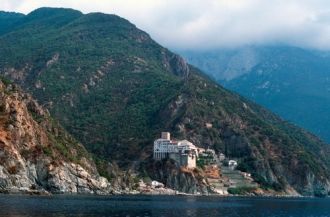 Почти весь Афон покрыт богатой раститель