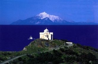 В крутых скалистых берегах имеется всего