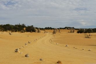 Посреди останцов пустыни Пиков  проложен