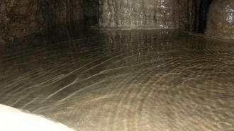 Подземное озеро пещеры.