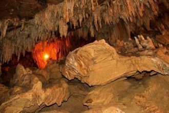 Галереи и залы пещеры, украшенные сталак