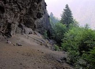 Скальный грот возле тропы Alum Cave Trai