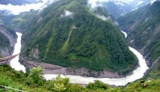 На склонах Гималаев берут начало крупней
