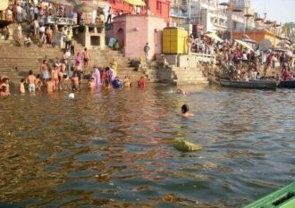 На берегах могучего Ганга индусы купаютс