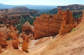 По Брайс-Каньону протекает река Пария и 