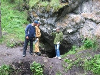 Под грудой камне в пещере были найдены ш