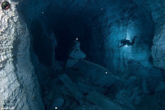 В затопленную часть пещеры исследователи