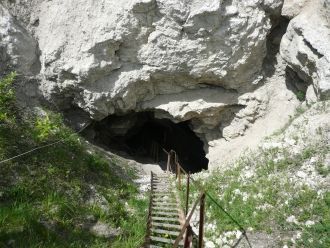 Входное отверстие в пещеру находится в б