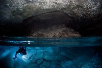 В подводных туннелях этой пещеры очень л
