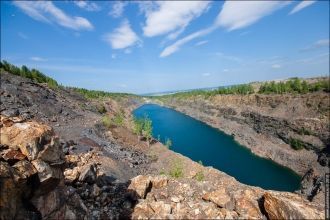 Чуть дальше на небольшом скальном выходе