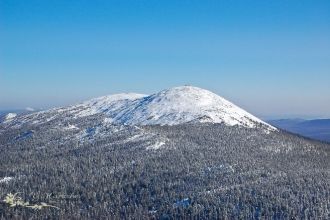 Склоны горы поросли стелющимся можжевель