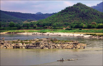 В связи с низменным рельефом спад воды п