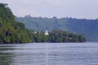 Вдоль берега одноименного острова пролег